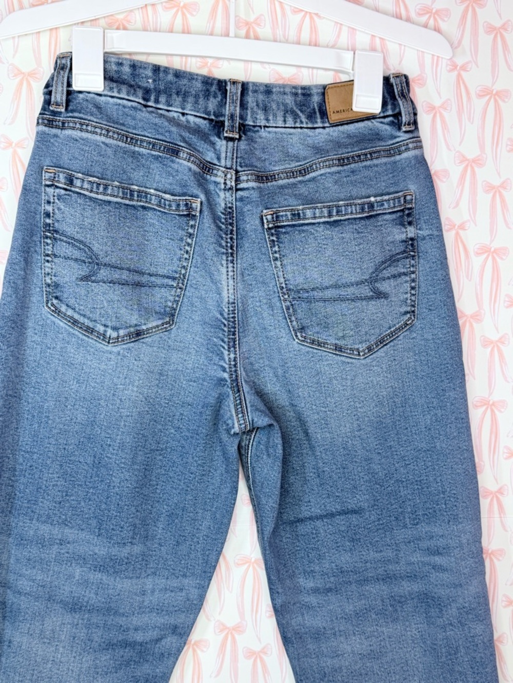 American Eagle Outfitters Women's Boyfriend Jeans in Light Blue Wash - Picture 6 of 8